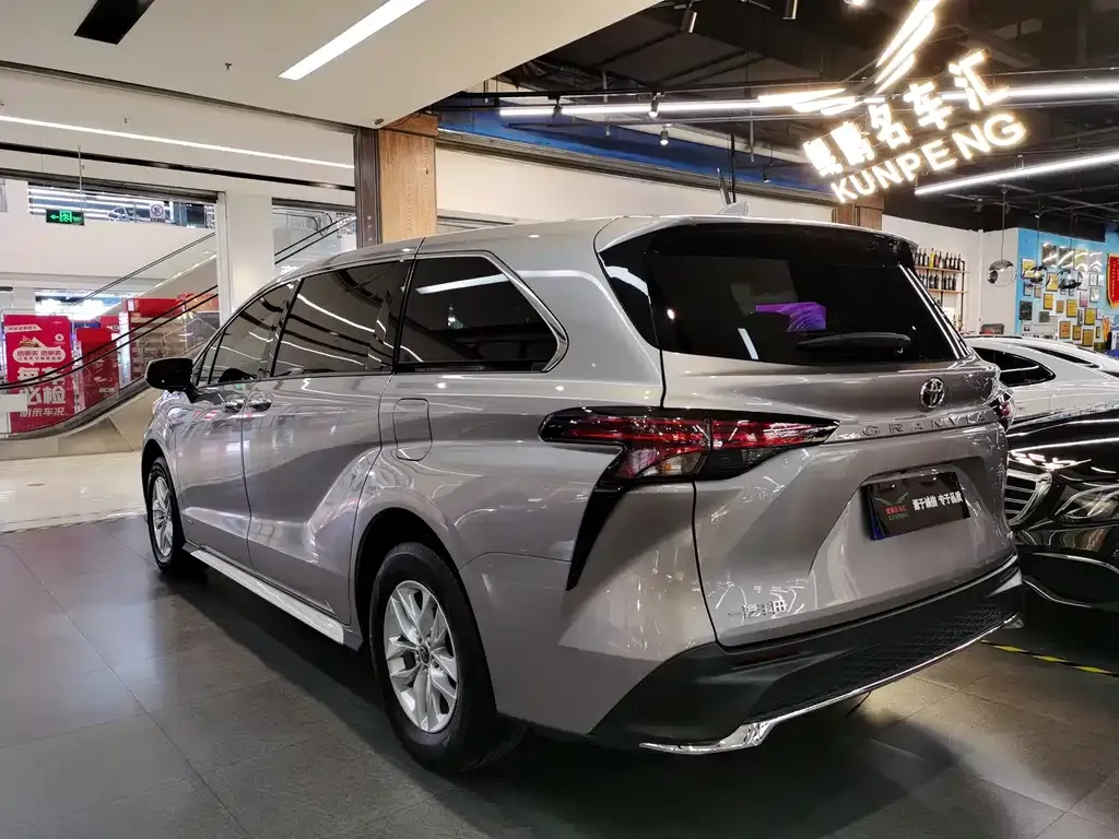 Toyota Granvia — фото 6