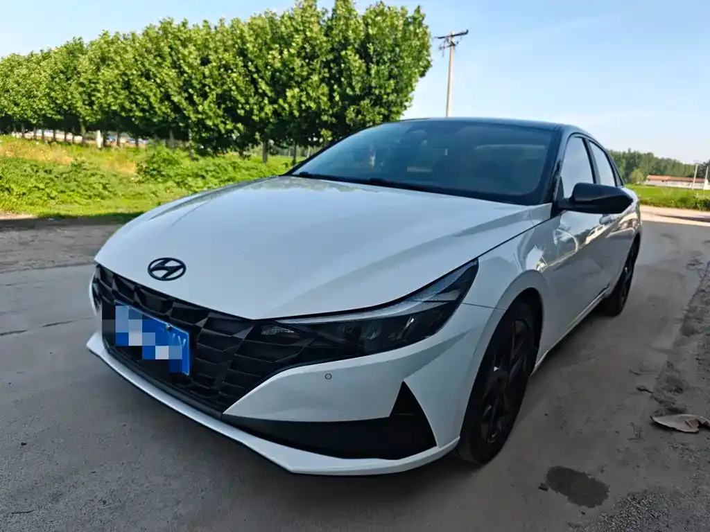 Hyundai Elantra — фото 1