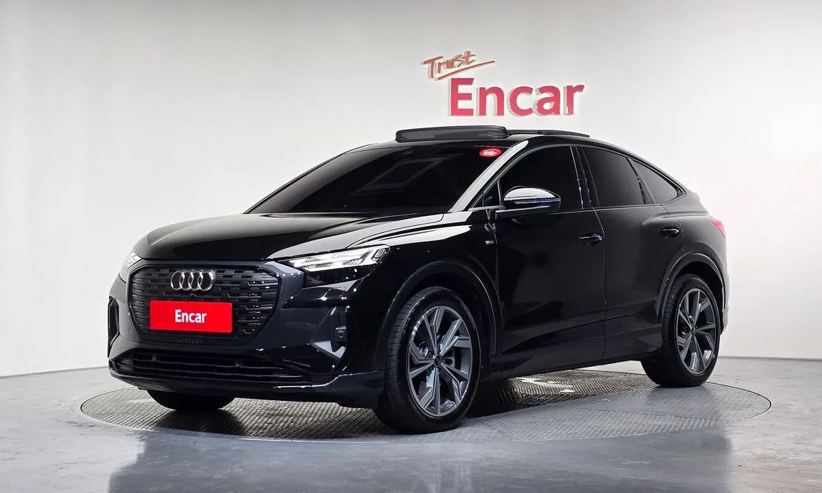 Audi Q4 e-tron — фото 1