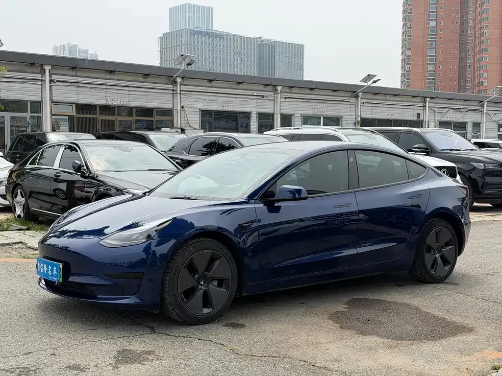 Tesla Model 3 — фото 1