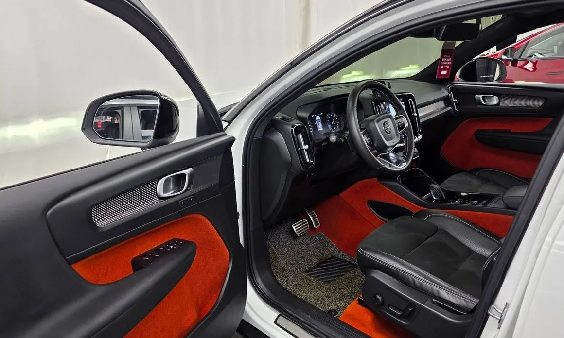Volvo XC40 — фото 10