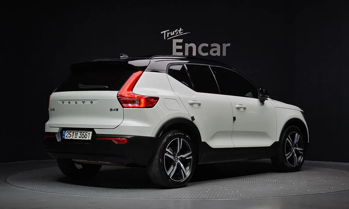 Volvo XC40 — фото 5
