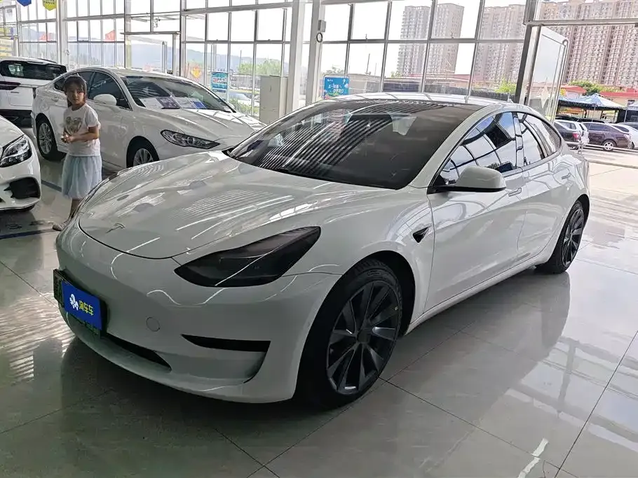 Tesla Model 3 — фото 1