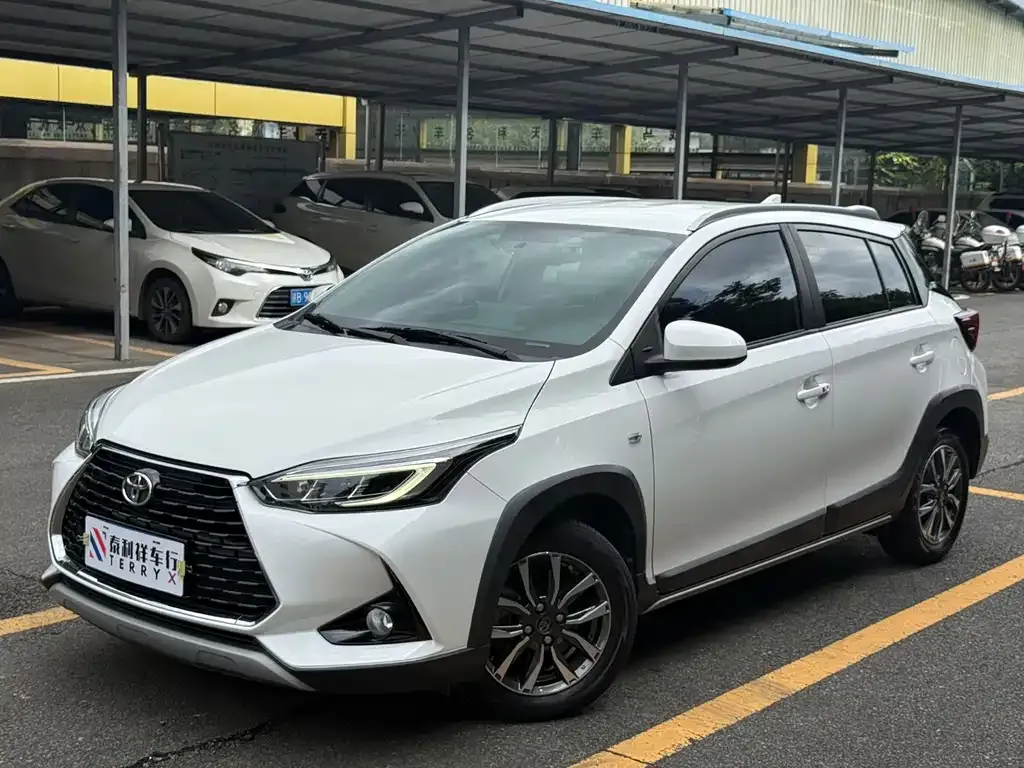 Toyota Yaris L — фото 1