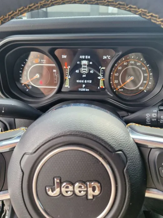 Jeep Wrangler — фото 10
