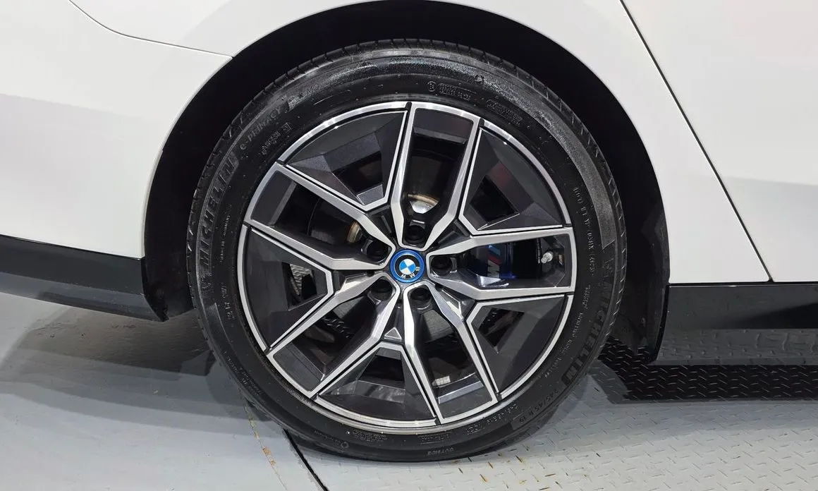 BMW i5 — фото 5