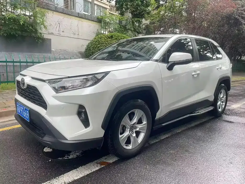 Toyota RAV4 — фото 1