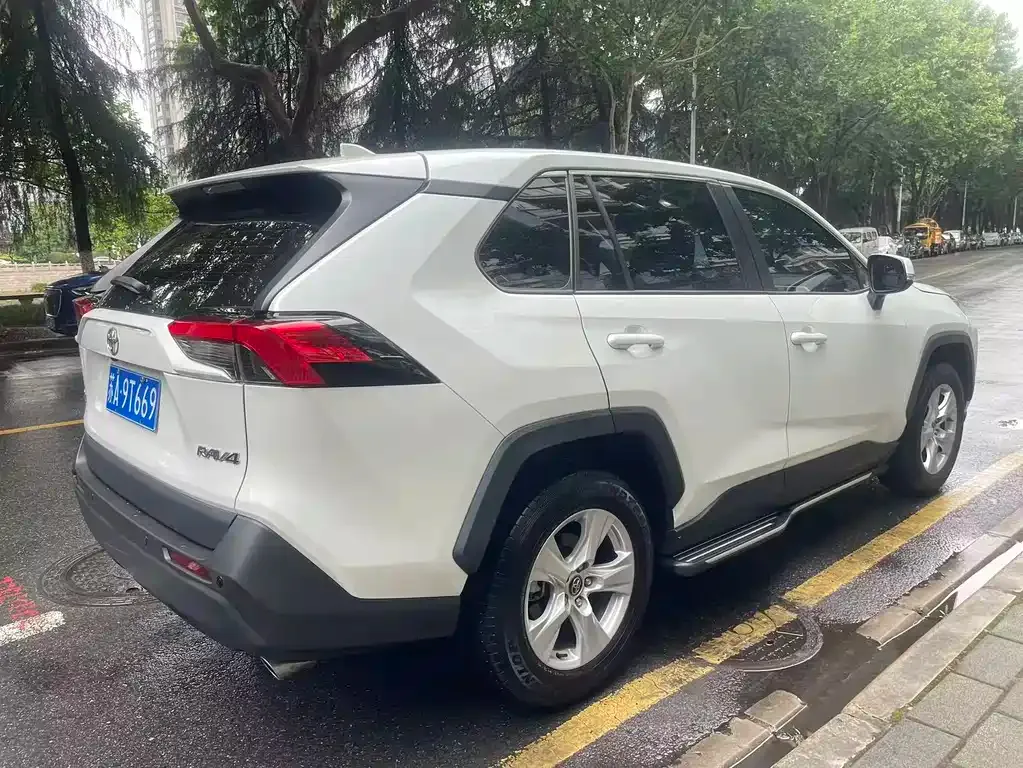 Toyota RAV4 — фото 7