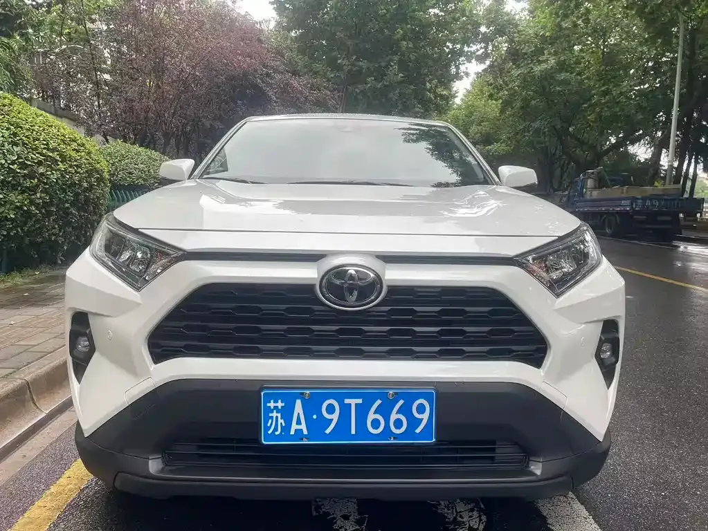 Toyota RAV4 — фото 9