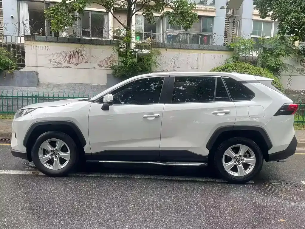 Toyota RAV4 — фото 10