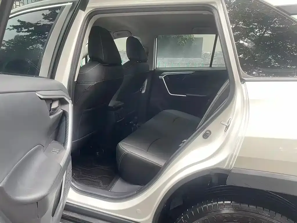 Toyota RAV4 — фото 2