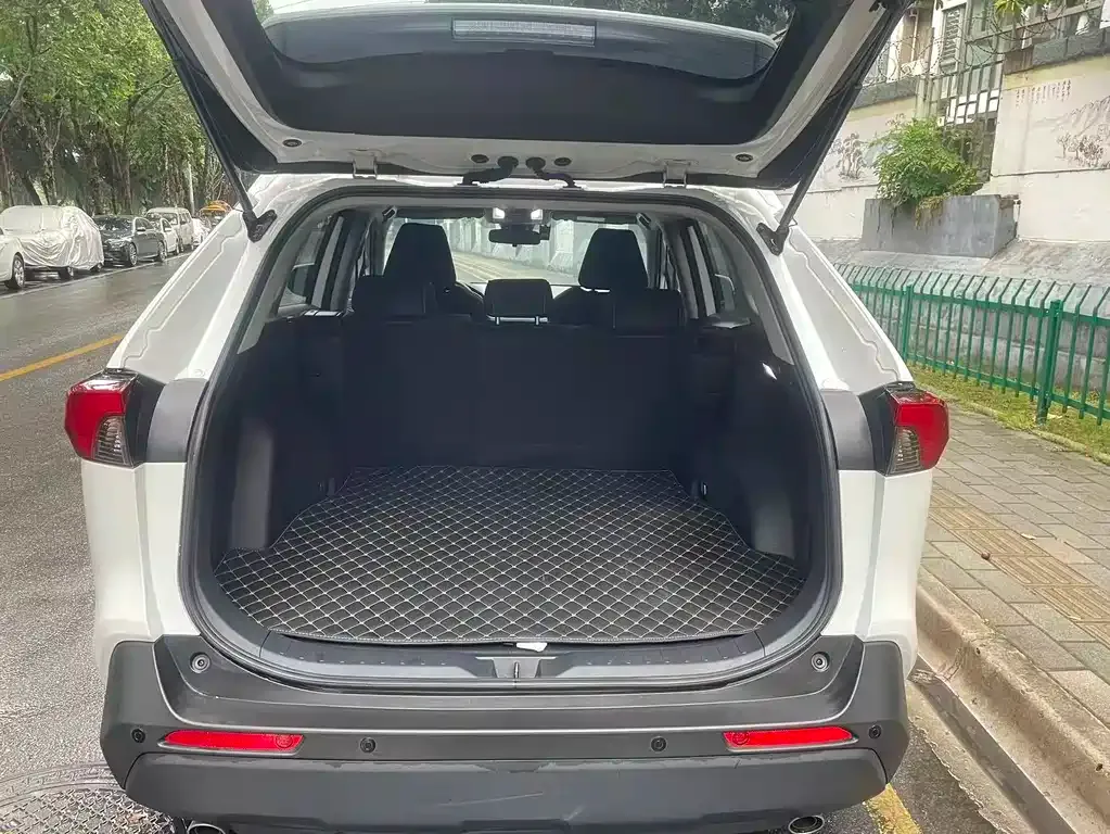 Toyota RAV4 — фото 8
