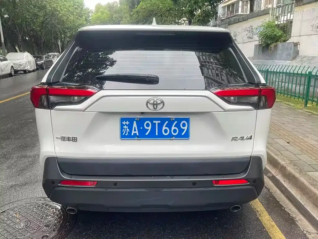 Toyota RAV4 — фото 5