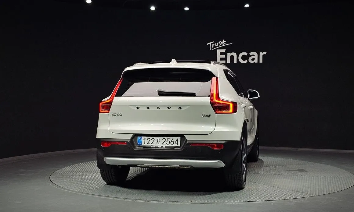 Volvo XC40 — фото 9
