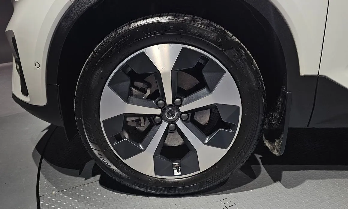 Volvo XC40 — фото 10
