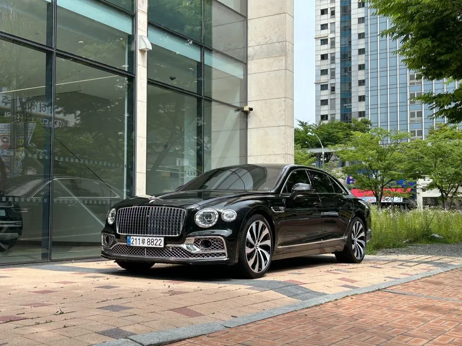 Bentley Flying Spur — фото 1