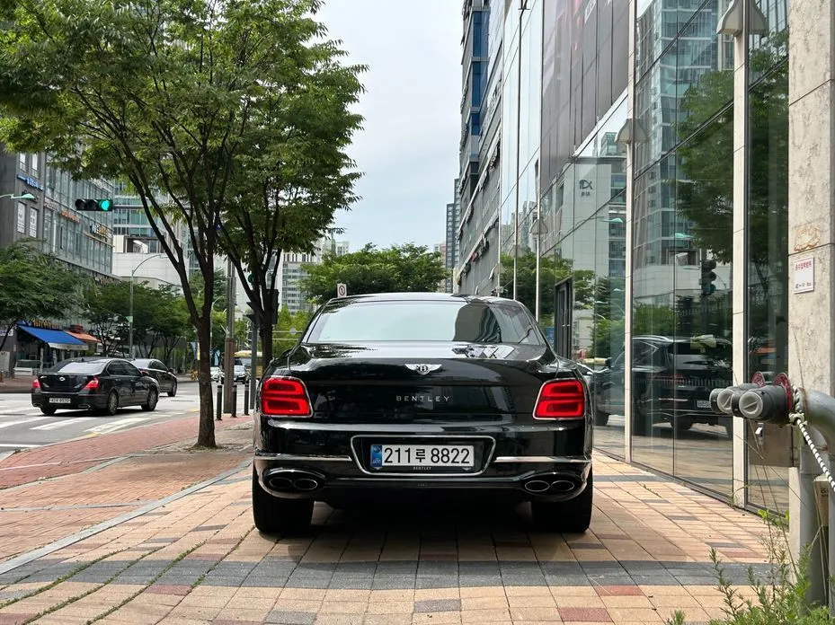 Bentley Flying Spur — фото 10