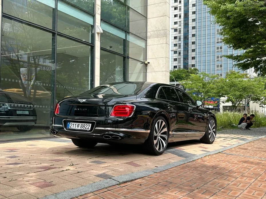 Bentley Flying Spur — фото 4