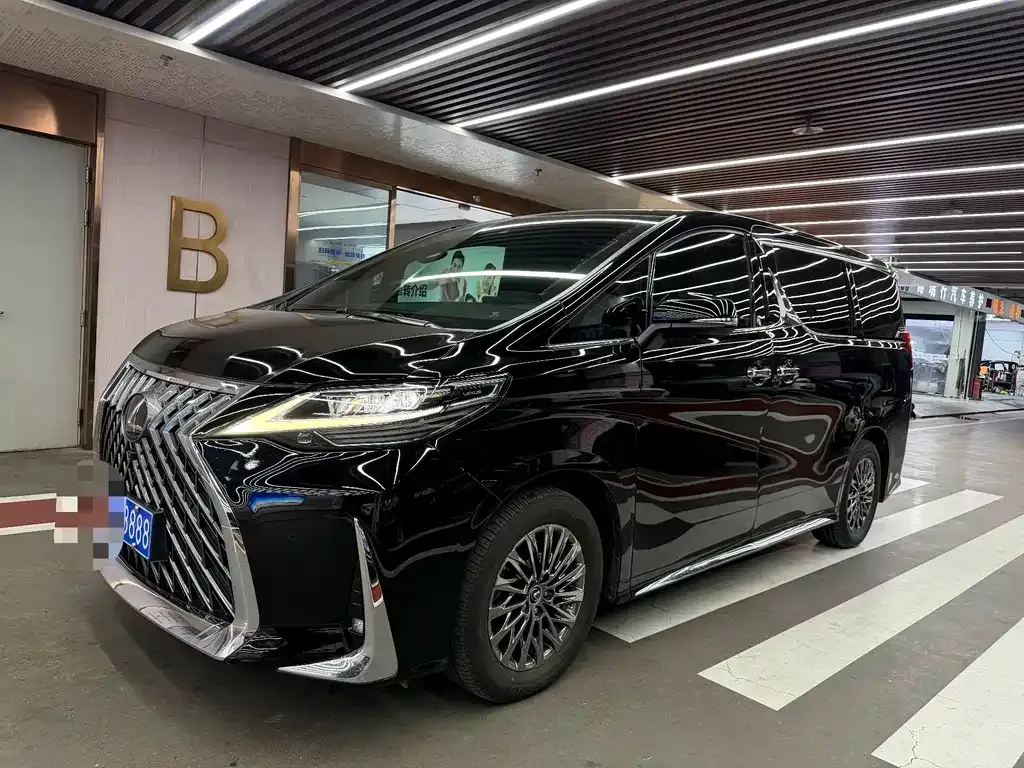 Lexus LM — фото 1