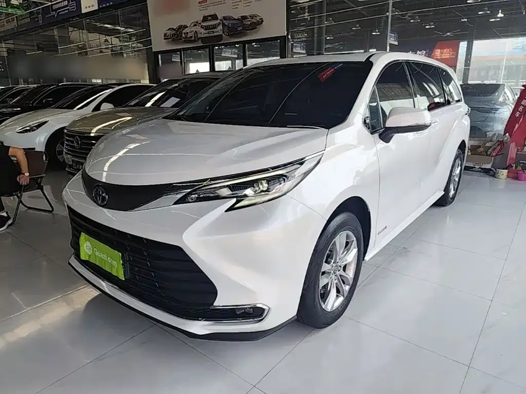 Toyota Sienna — фото 1