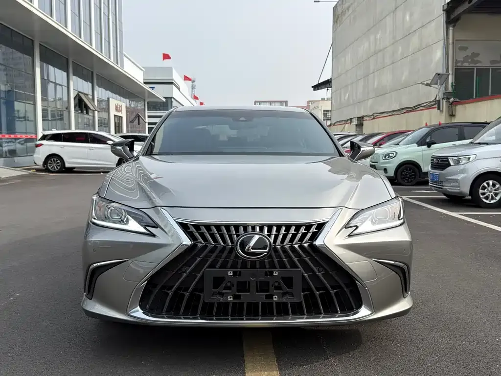 Lexus ES — фото 1
