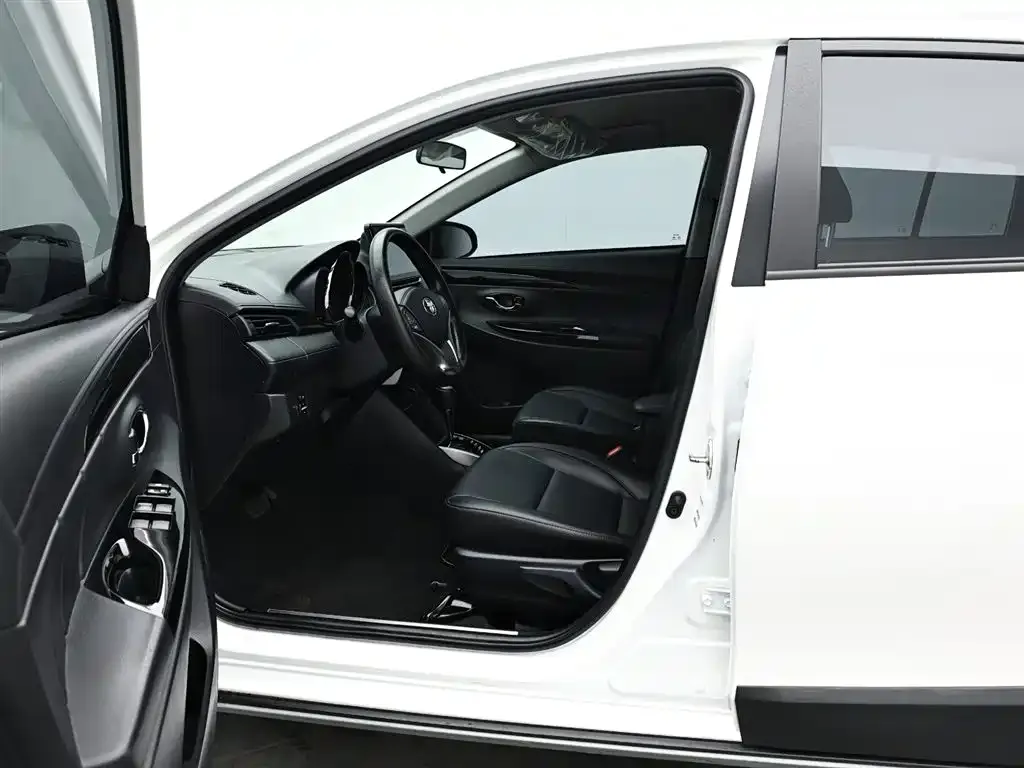 Toyota Yaris L — фото 9