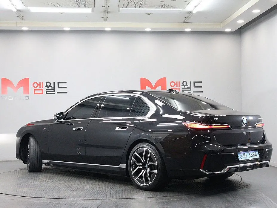 BMW i7 — фото 2