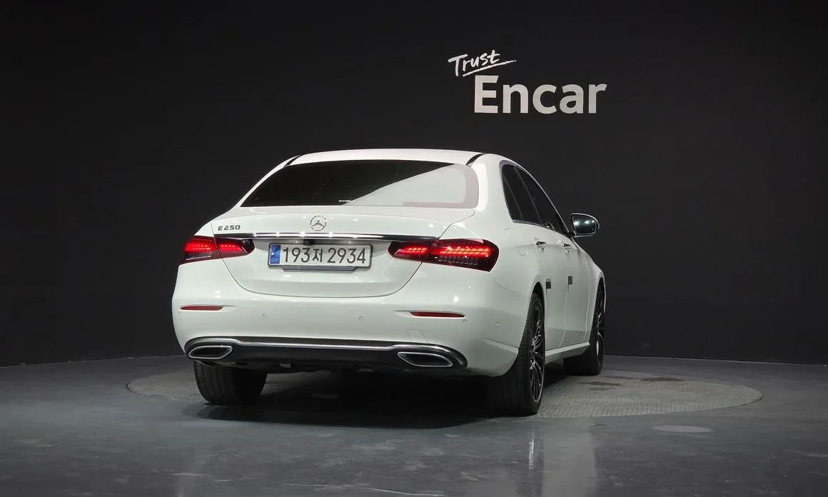 Mercedes-Benz E-Class — фото 5