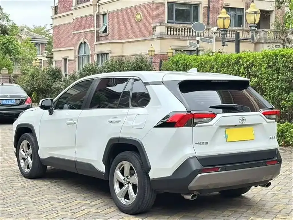 Toyota RAV4 — фото 7