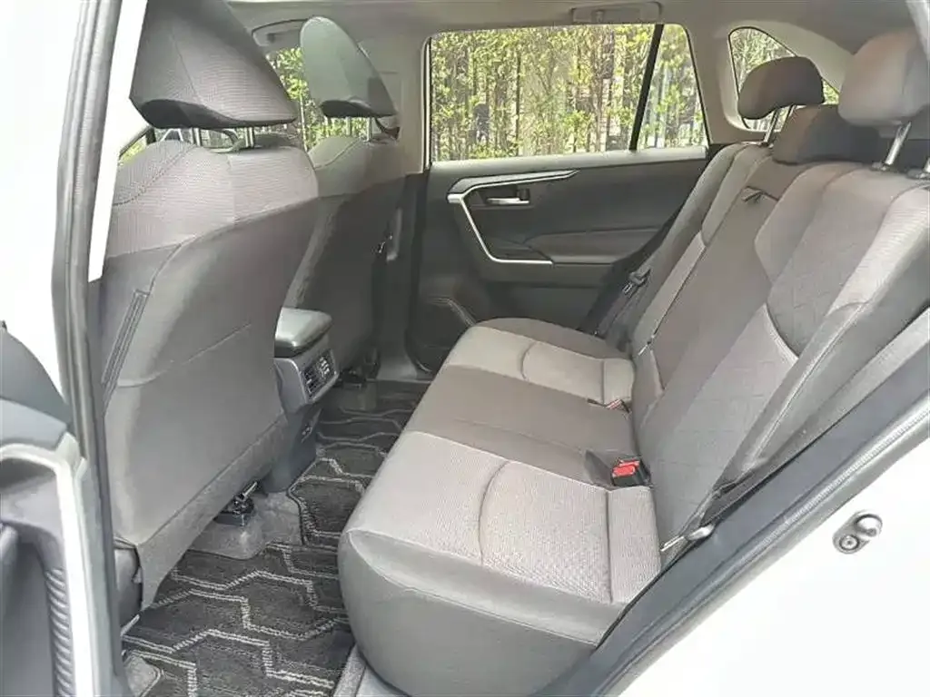 Toyota RAV4 — фото 4