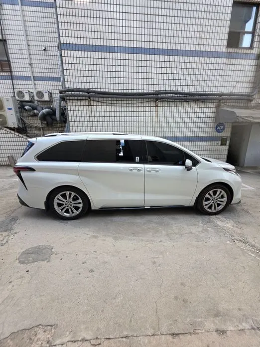 Toyota Sienna — фото 3