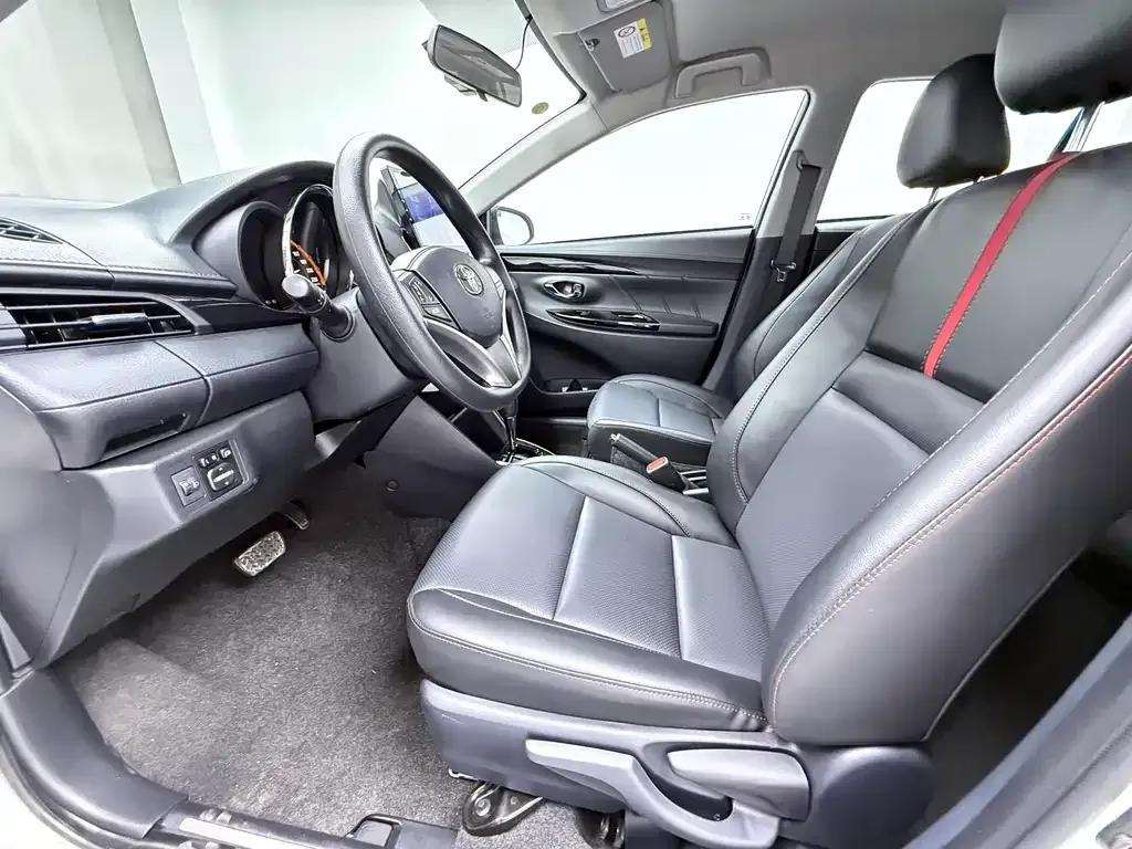 Toyota Yaris L — фото 7