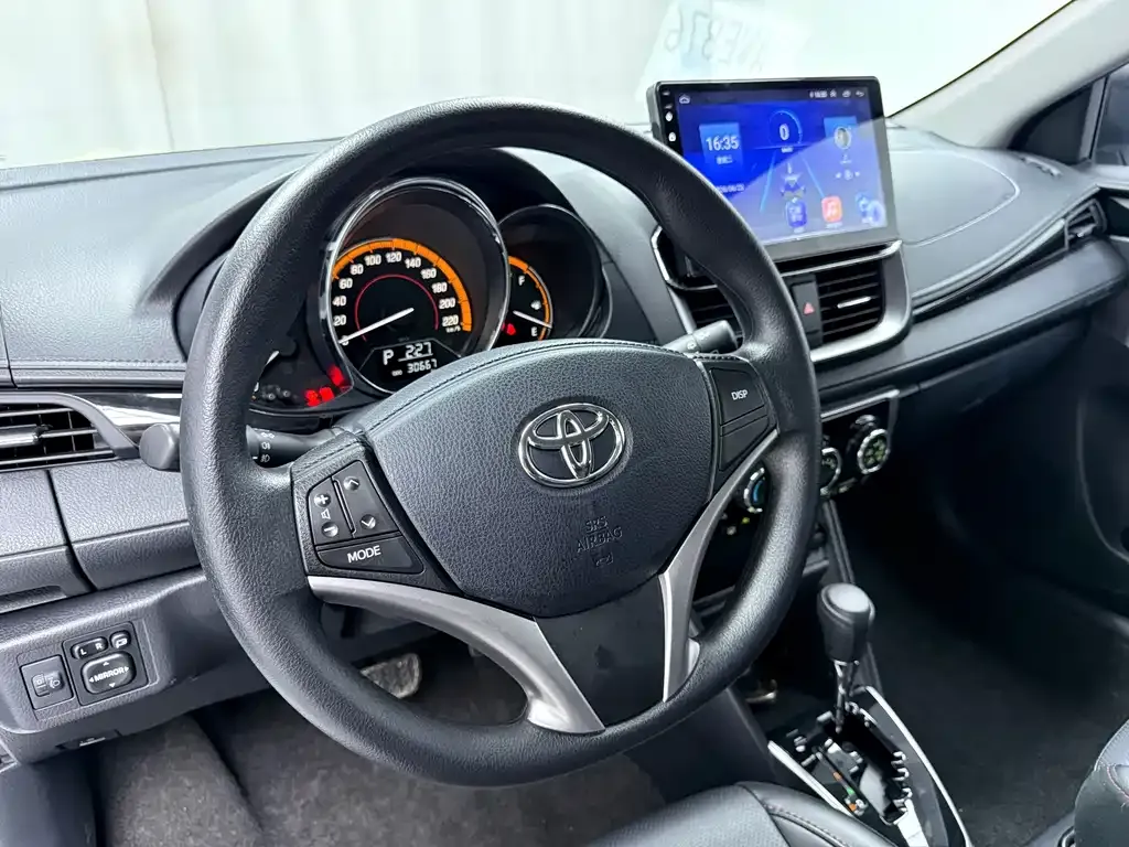 Toyota Yaris L — фото 4