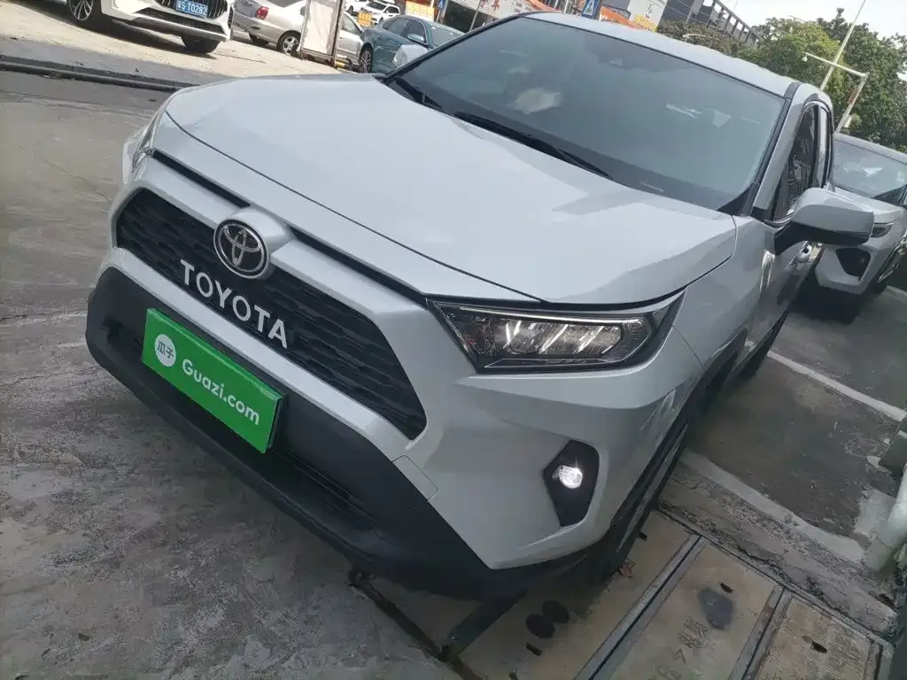 Toyota RAV4 — фото 1