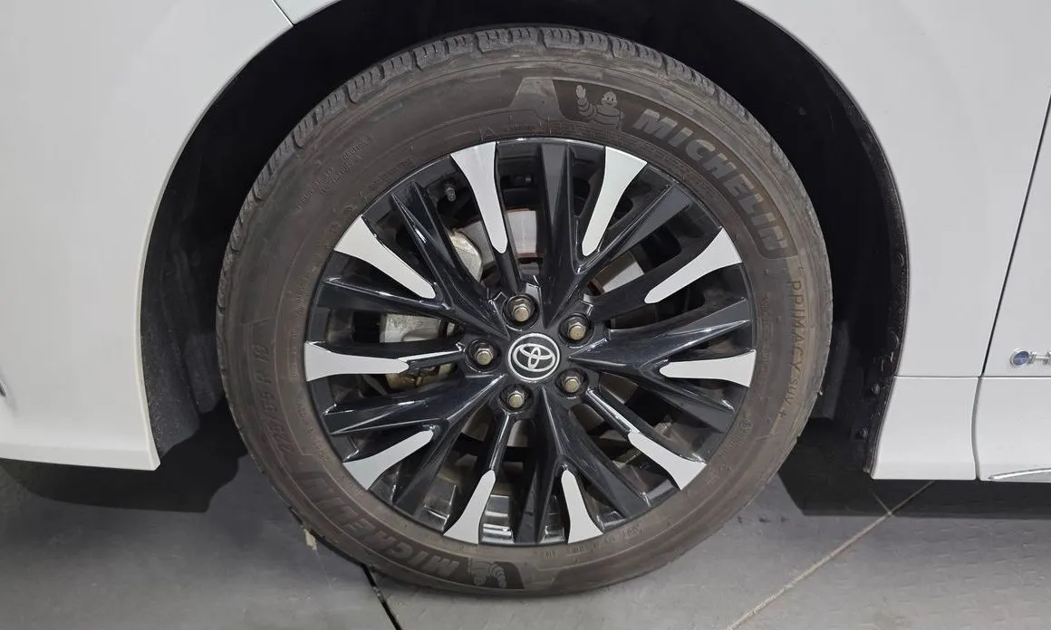 Toyota Alphard — фото 9