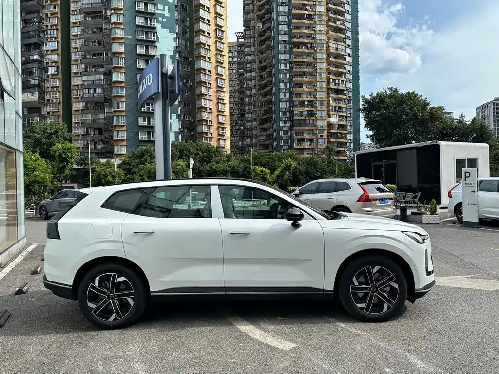 Volvo XC70 Plug-in Hybrid — фото 9