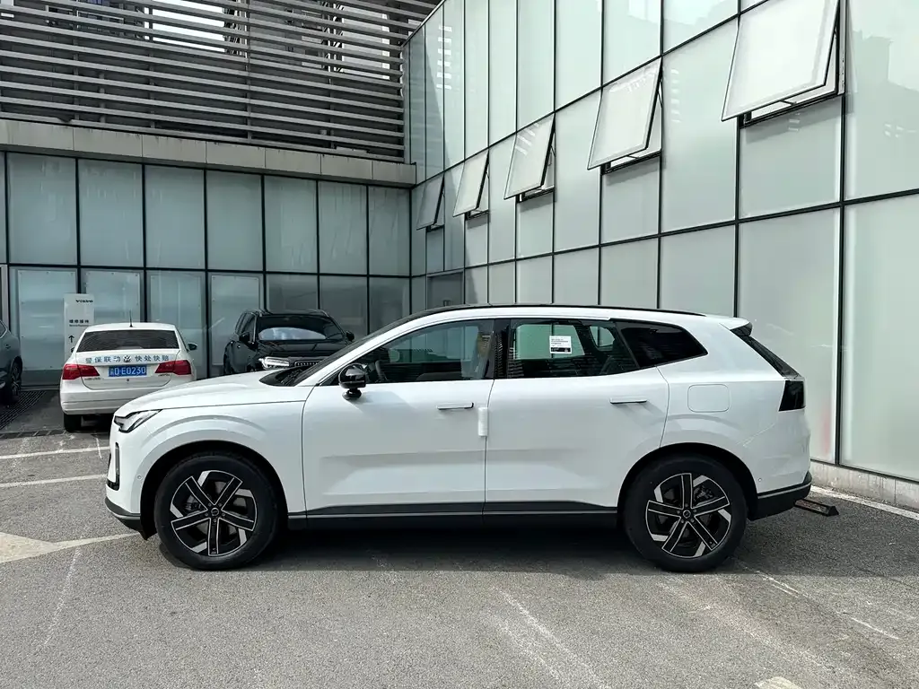 Volvo XC70 Plug-in Hybrid — фото 6