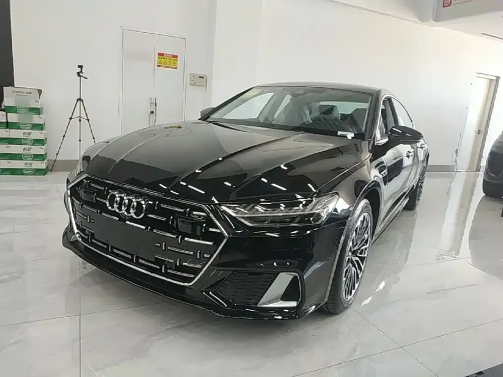 Audi A7L — фото 1