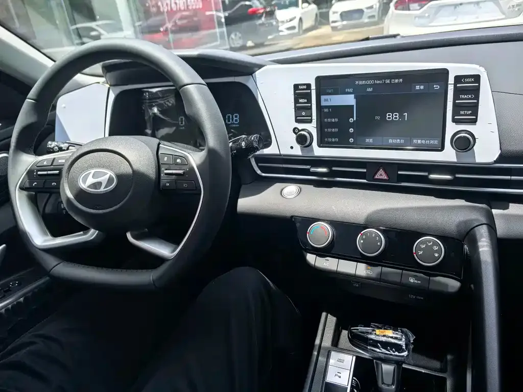 Hyundai Elantra — фото 4