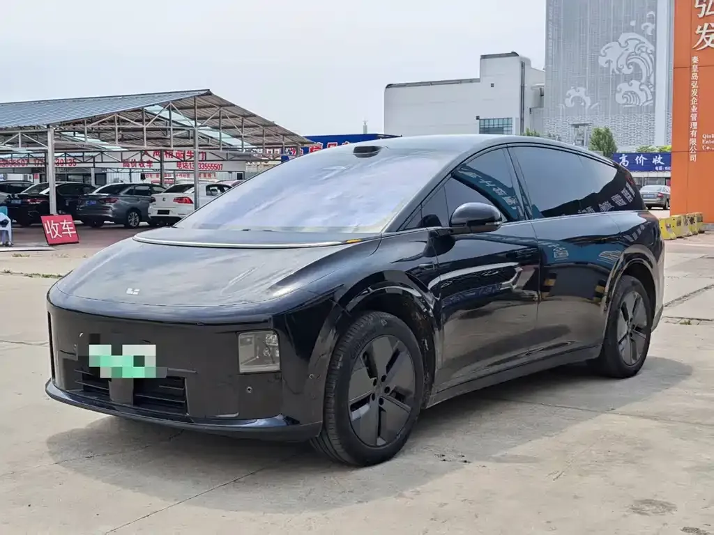 Li Auto i8 — фото 1