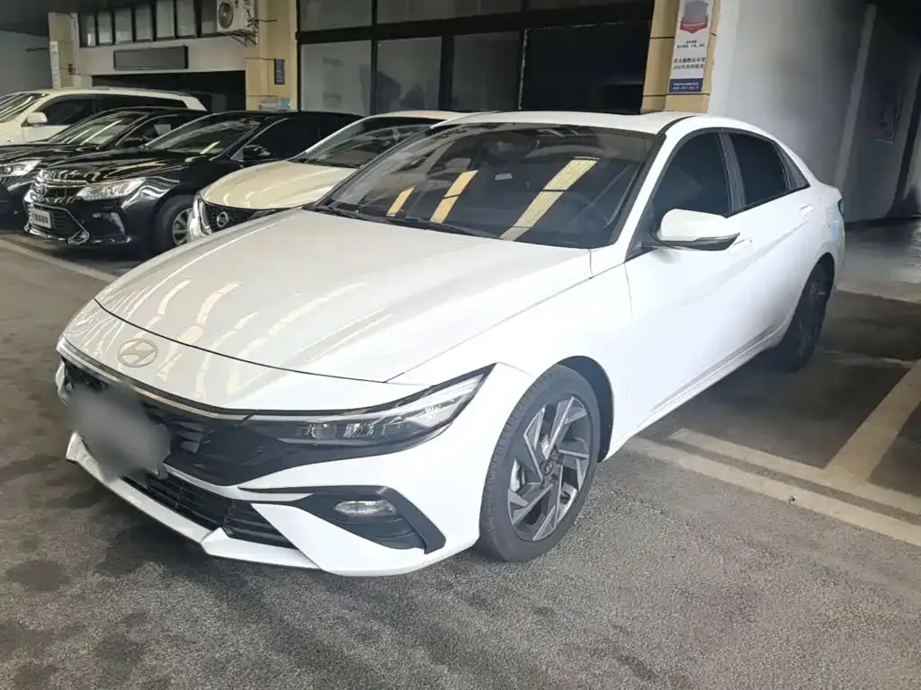 Hyundai Elantra — фото 1