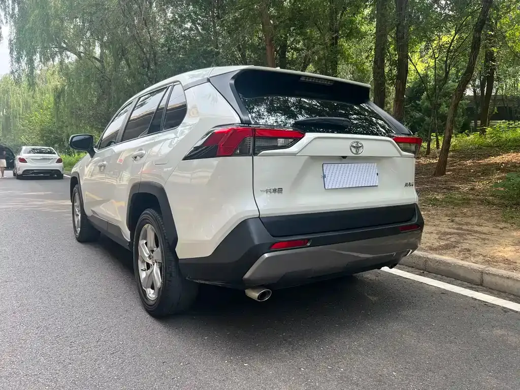 Toyota RAV4 — фото 10