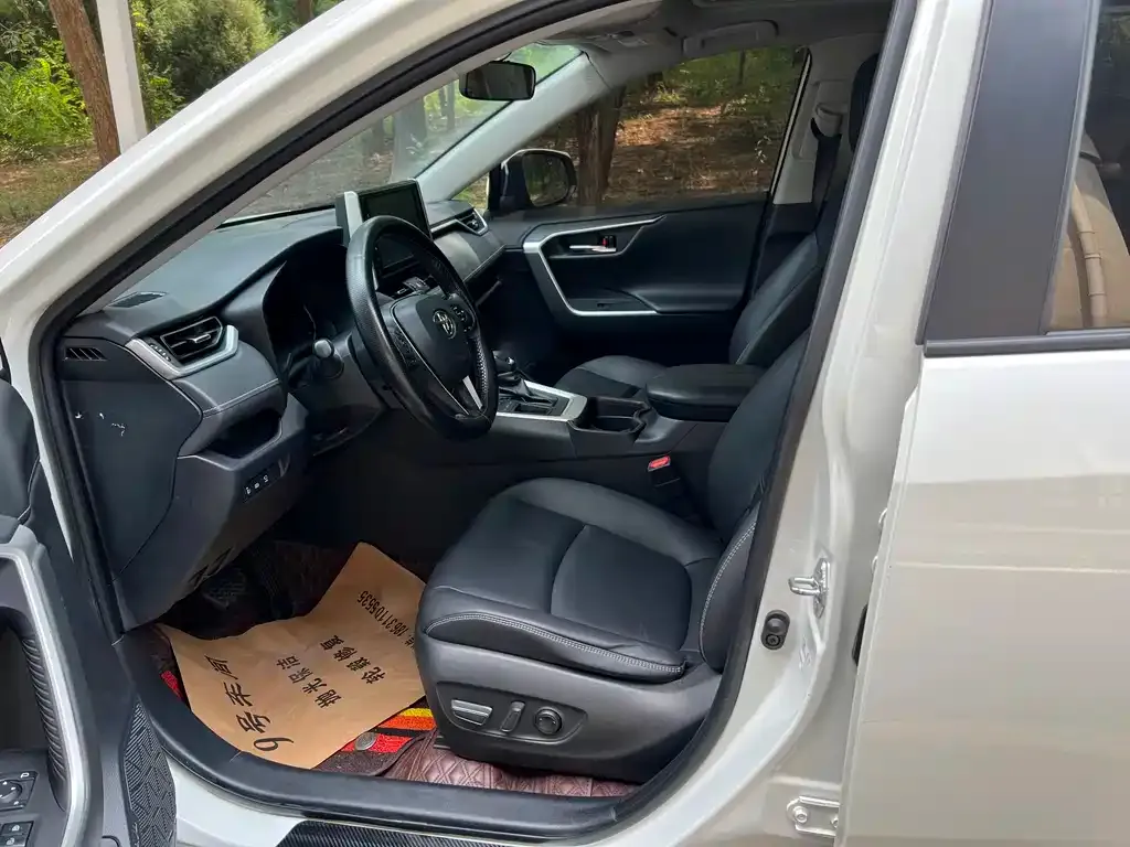 Toyota RAV4 — фото 8