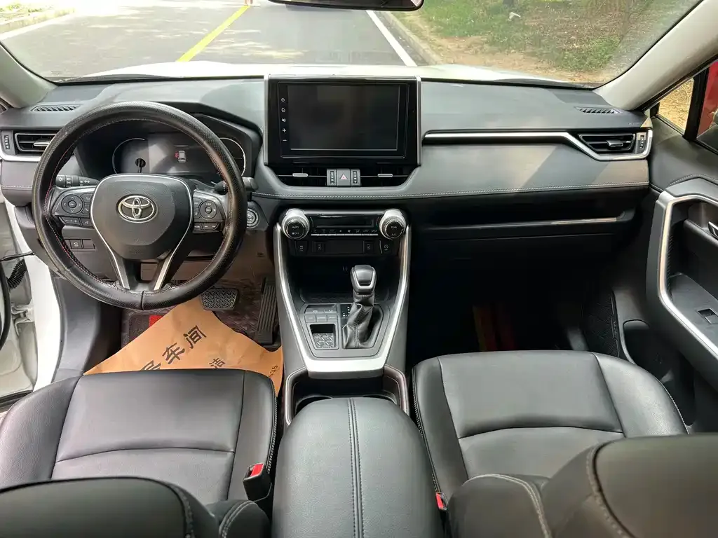 Toyota RAV4 — фото 9