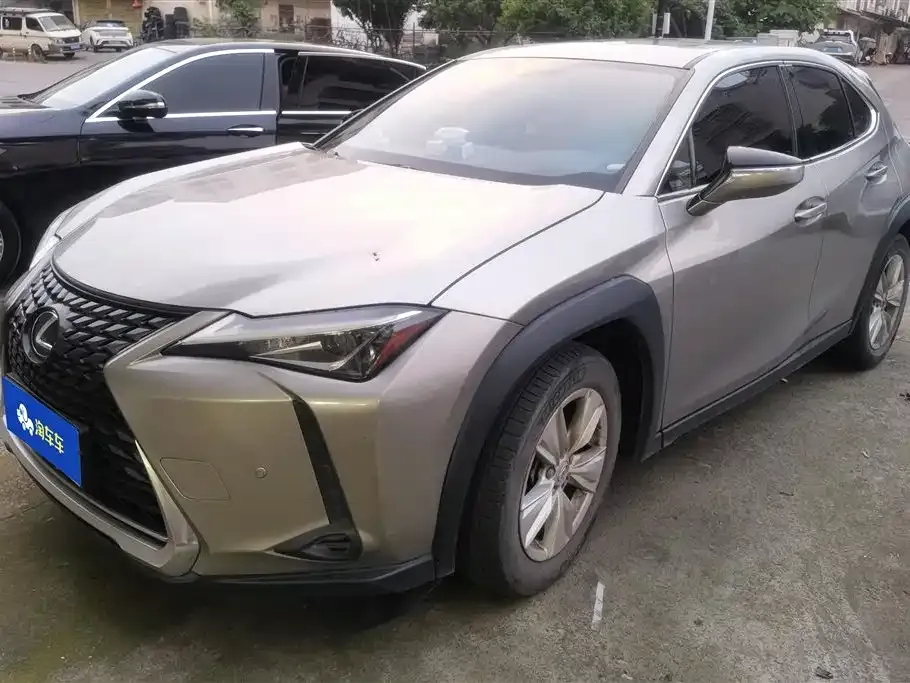 Lexus UX — фото 1