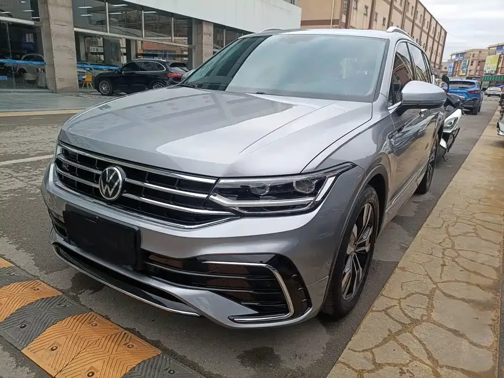 Volkswagen Tiguan L — фото 1