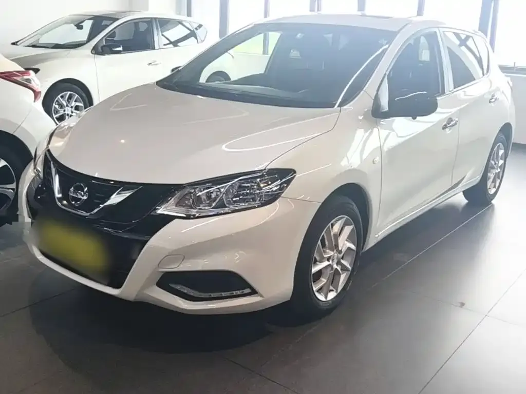 Nissan Tiida — фото 2