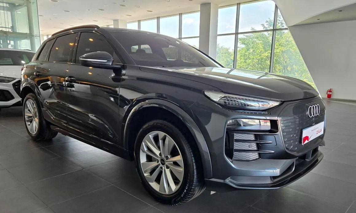Audi Q6 e-tron — фото 1