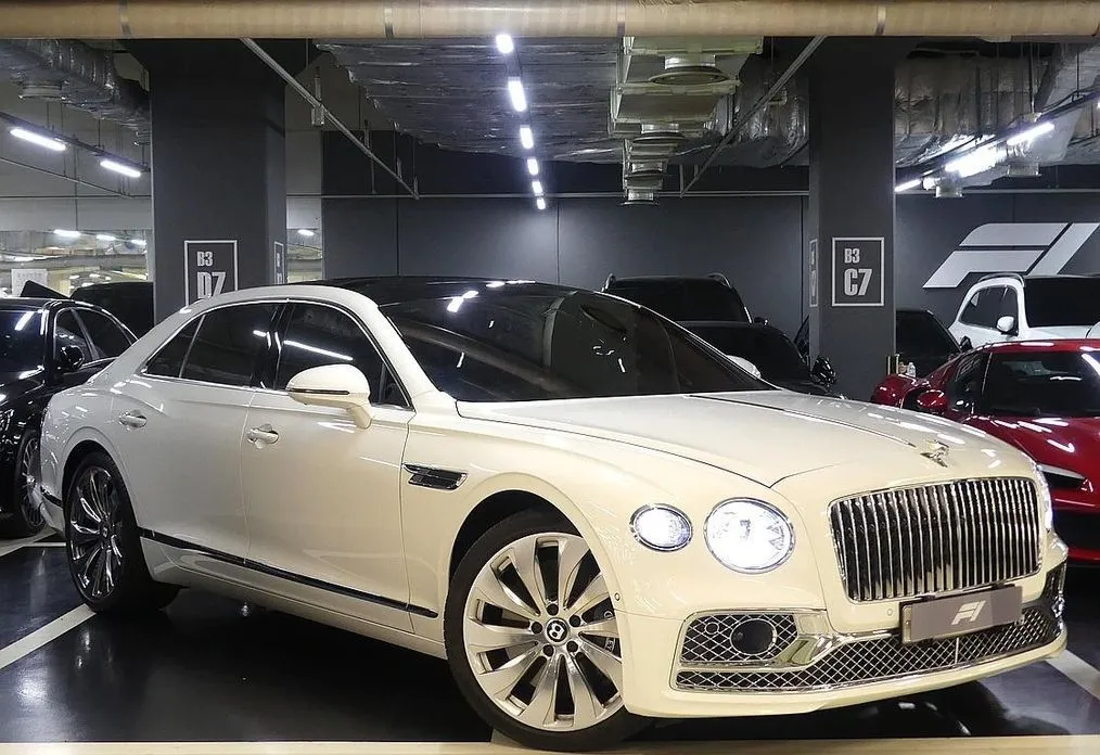 Bentley Flying Spur — фото 1