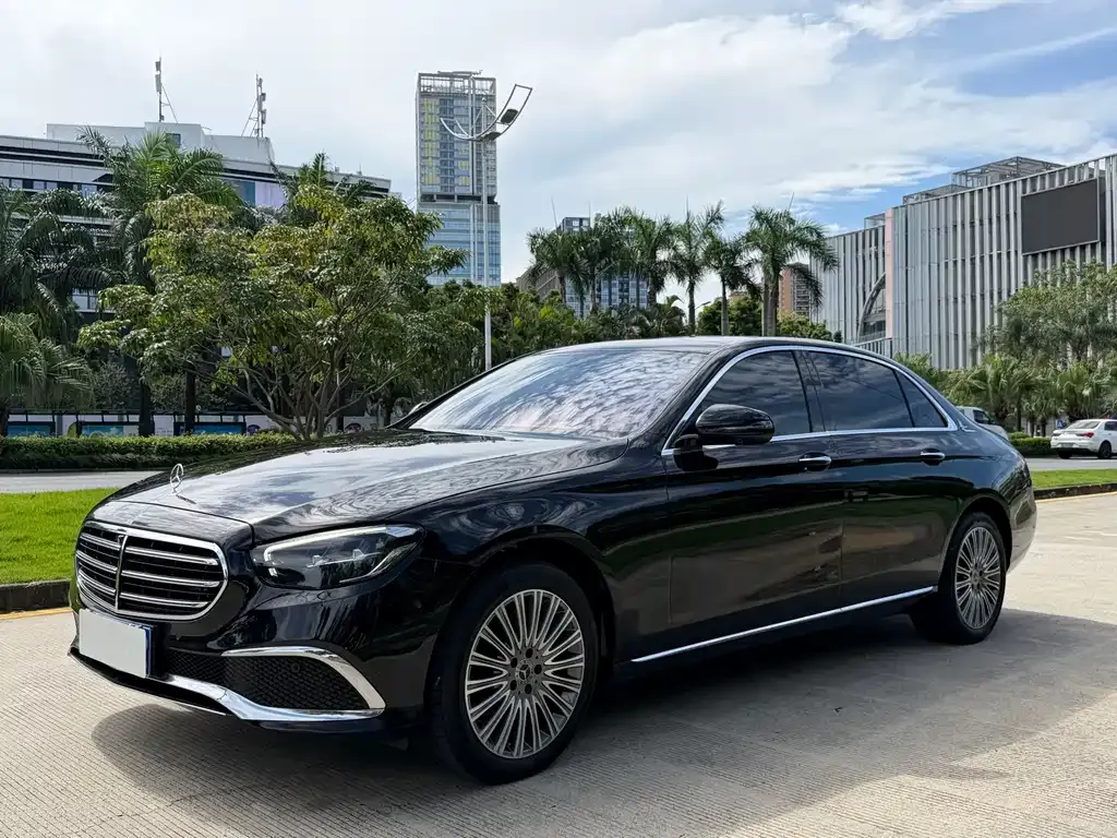 Mercedes-Benz E-Class — фото 1